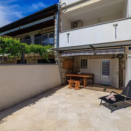 Helles Studio-apartment Nur 350 Meter Zum Mit Grill, Privatparkplatz, Liege 아파트 드라말리