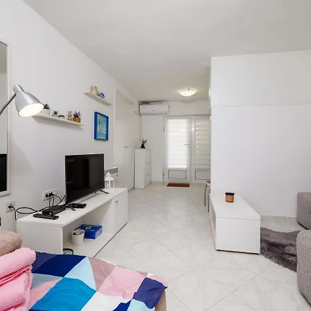 Helles Studio-apartment Nur 350 Meter Zum Mit Grill, Privatparkplatz, Liege 아파트 드라말리