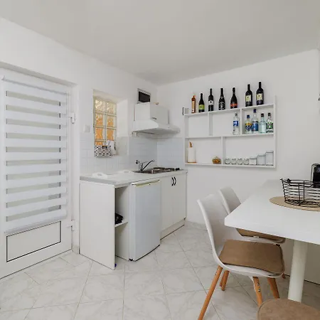 Helles Studio-apartment Nur 350 Meter Zum Mit Grill, Privatparkplatz, Liege