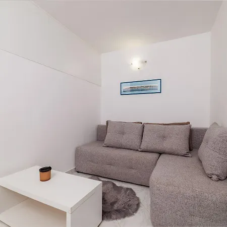Helles Studio-apartment Nur 350 Meter Zum Mit Grill, Privatparkplatz, Liege דירה